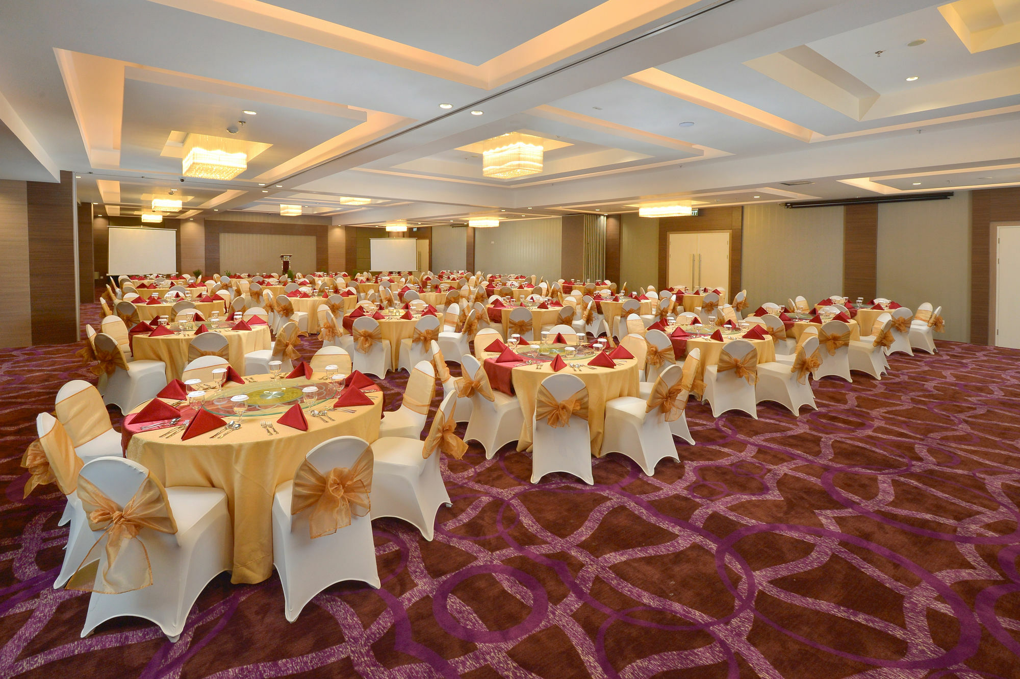 Platinum Adisucipto Hotel & Conference Center Kalasan Exterior photo